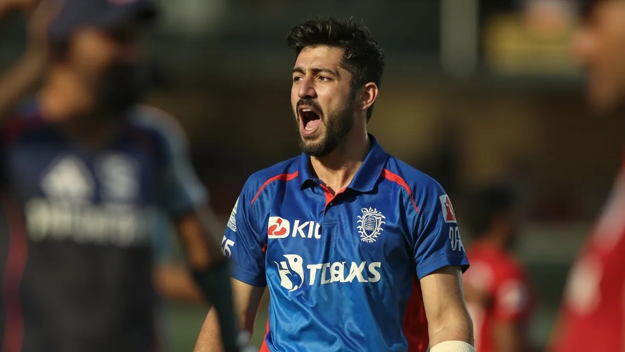 Tight sideline frame of a batter in an LSG shirt driving through the covers during a powerplay, the kind of shot that has defined Markram's two IPL seasons with the franchise